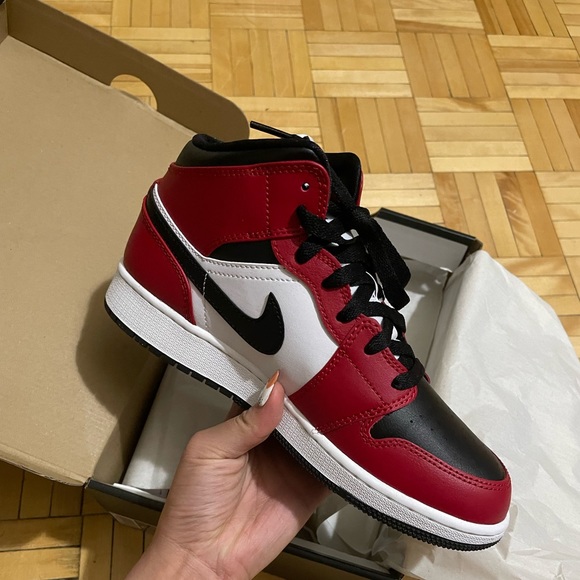 BNIB Air Jordan 1 mid (GS) black-gym red Chicagos 554725 069 6Y: womens 7.5-8 - Picture 1 of 7